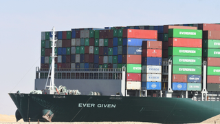 La tripulación del Ever Given podría quedar atrapada en el barco durante años